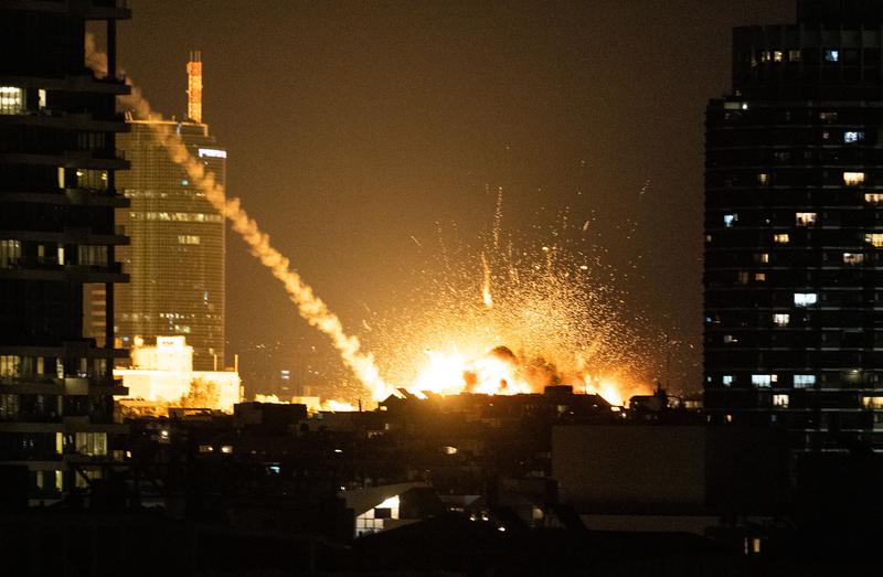2月28日晚，以色列特拉维夫市区传出巨大爆炸声，有建筑物冒出火光。（文内配图均自新华社）