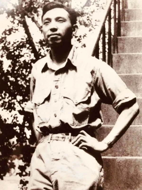 穆旦,1942年参加远征军之前于昆明